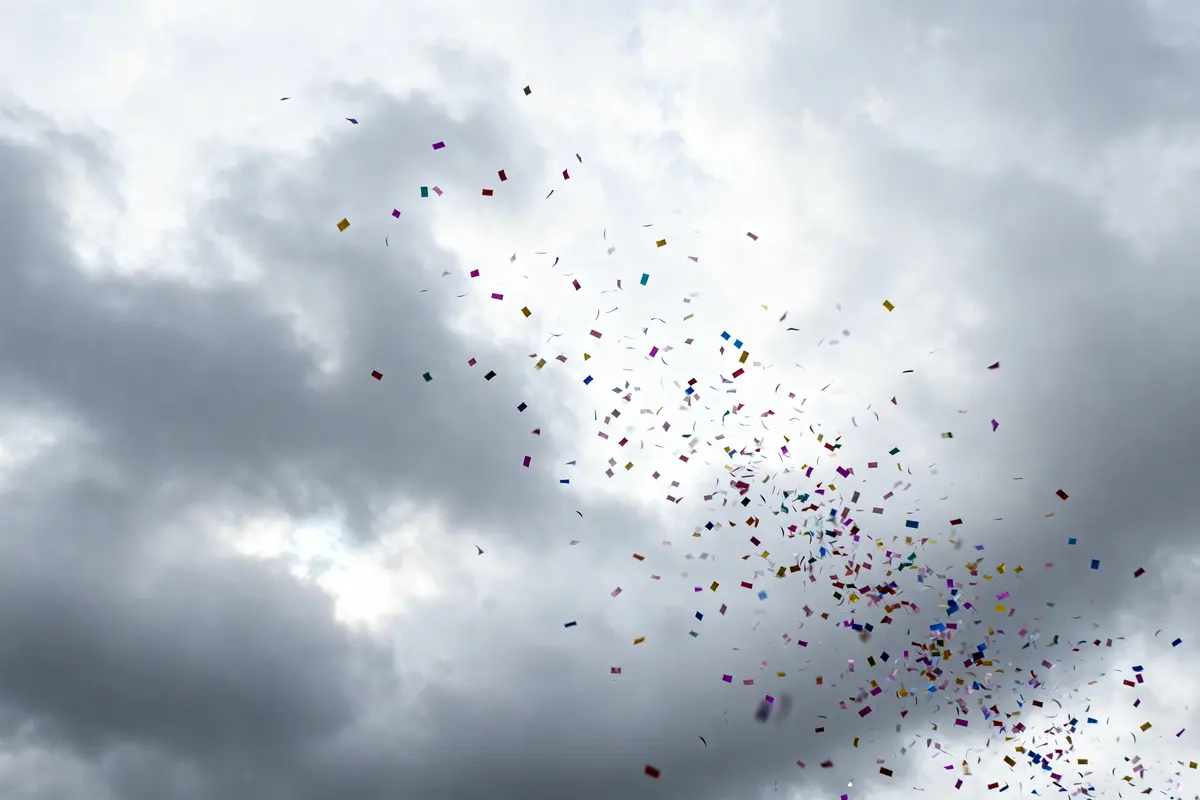 Nuage et confetti avis : Fiabilité, signalements et commentaires