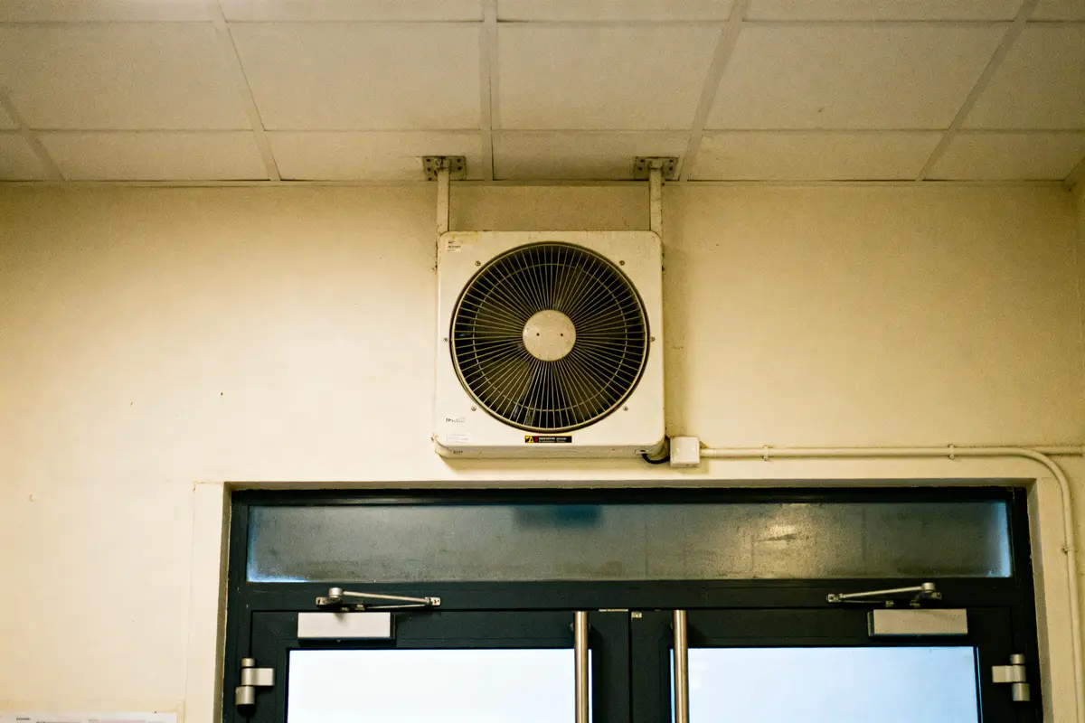 Soufflerie au dessus d’une porte automatique : Utilité et ventilation ?