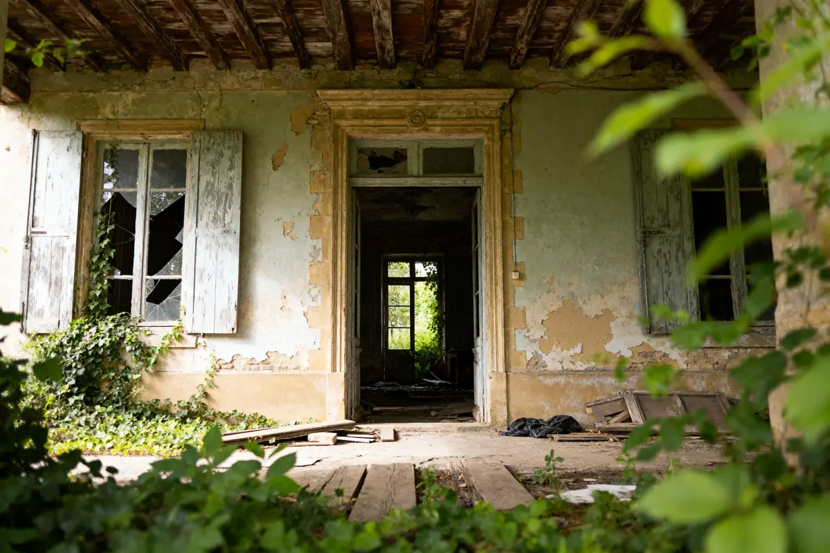 Maison inhabitée depuis longtemps : Quels risques et démarches ?