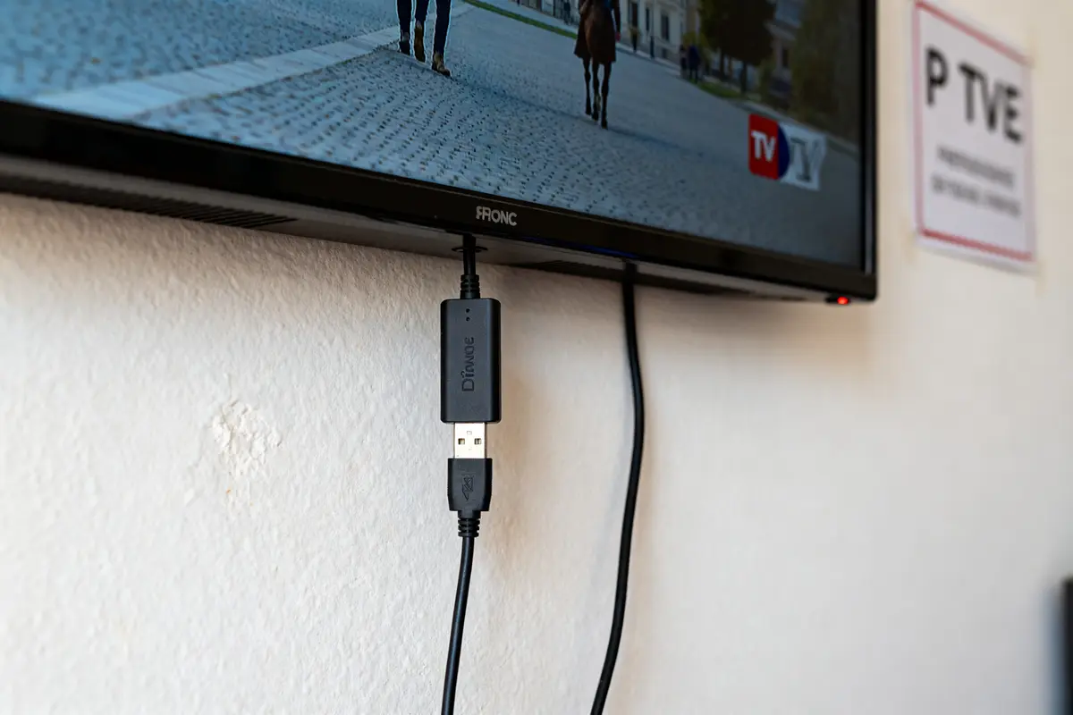 Téléviseur mural connecté via câble USB dans chambre sans prise antenne disponible